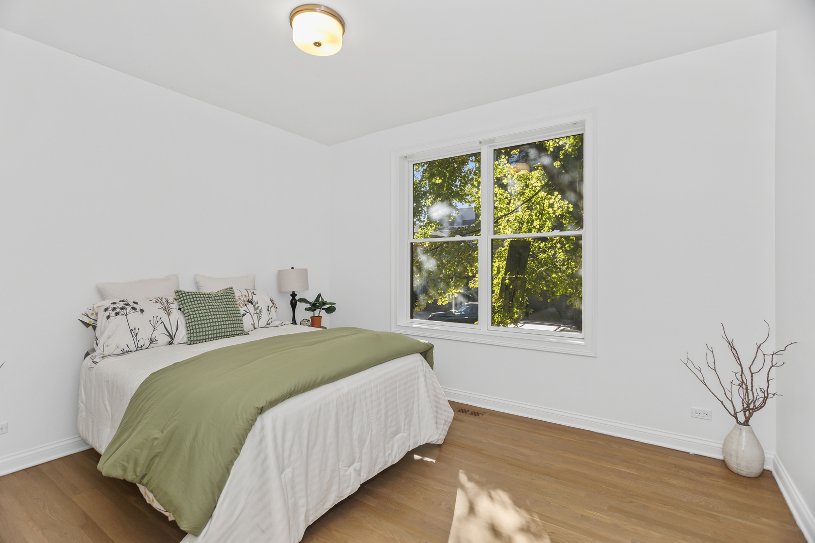 2323 W MONTROSE Avenue Unit: 1W