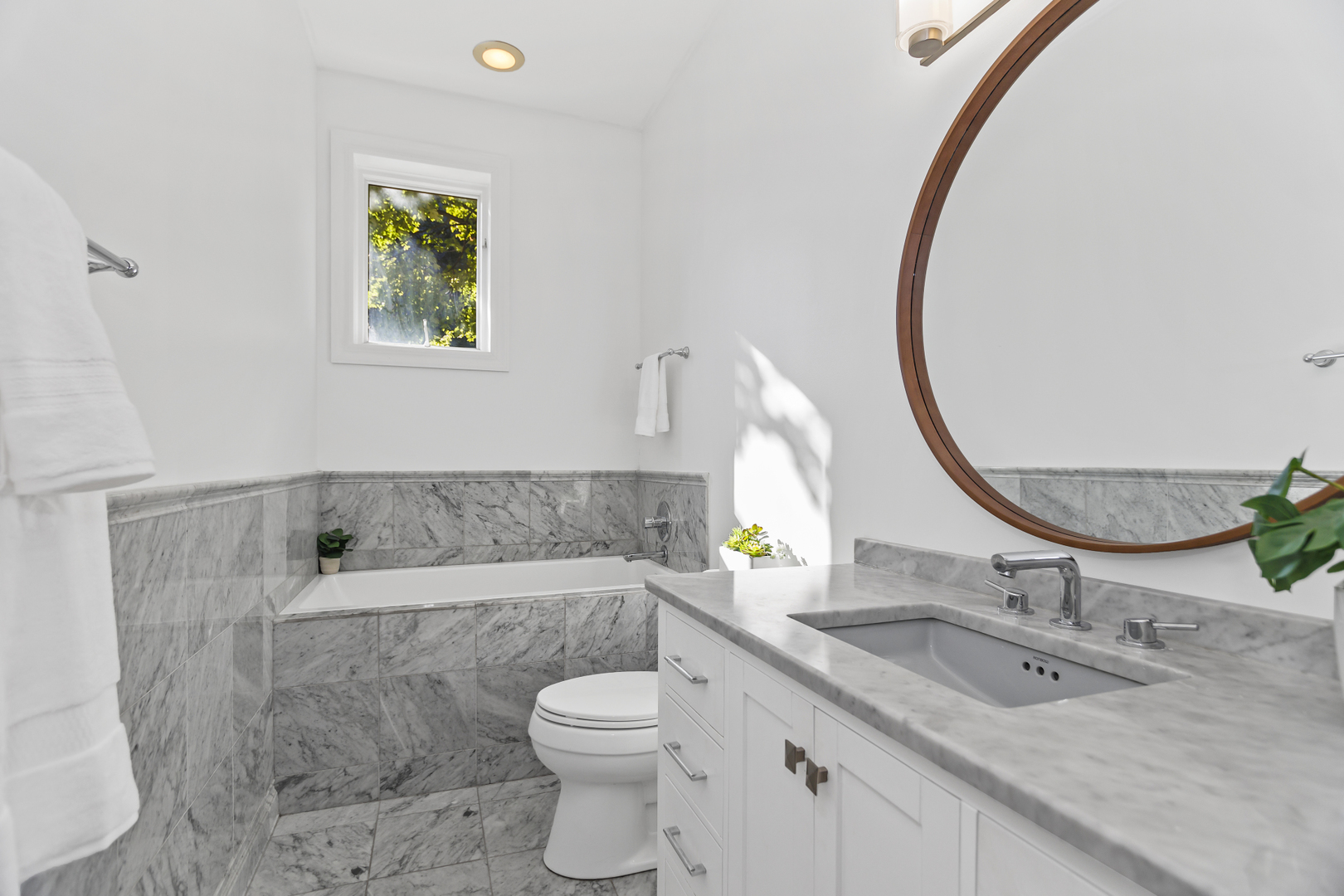 2323 W MONTROSE Avenue Unit: 1W