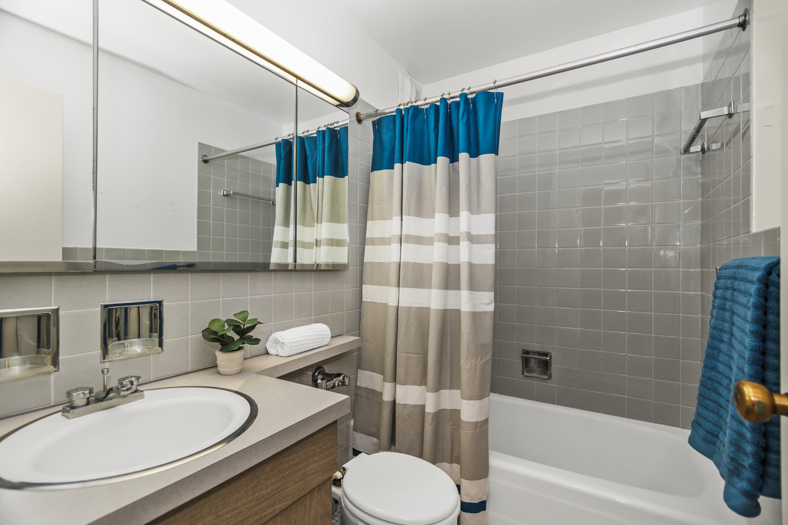 3550 N LAKE SHORE Drive Unit: 1921-23