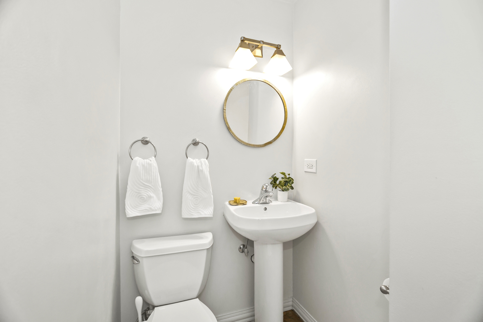 1453 W Rascher Avenue Unit: 2E