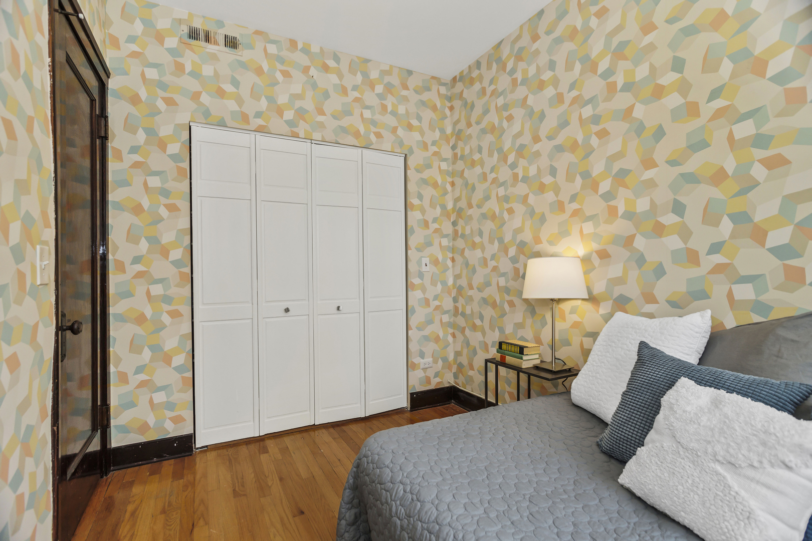 1453 W Rascher Avenue Unit: 2E