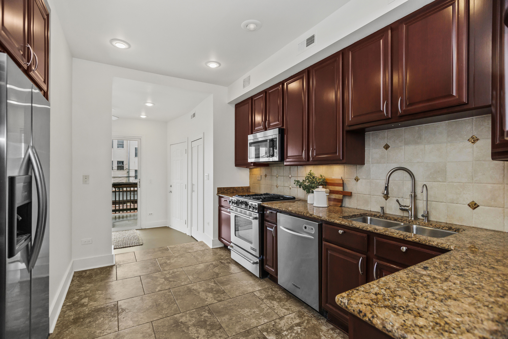 1453 W Rascher Avenue Unit: 2E