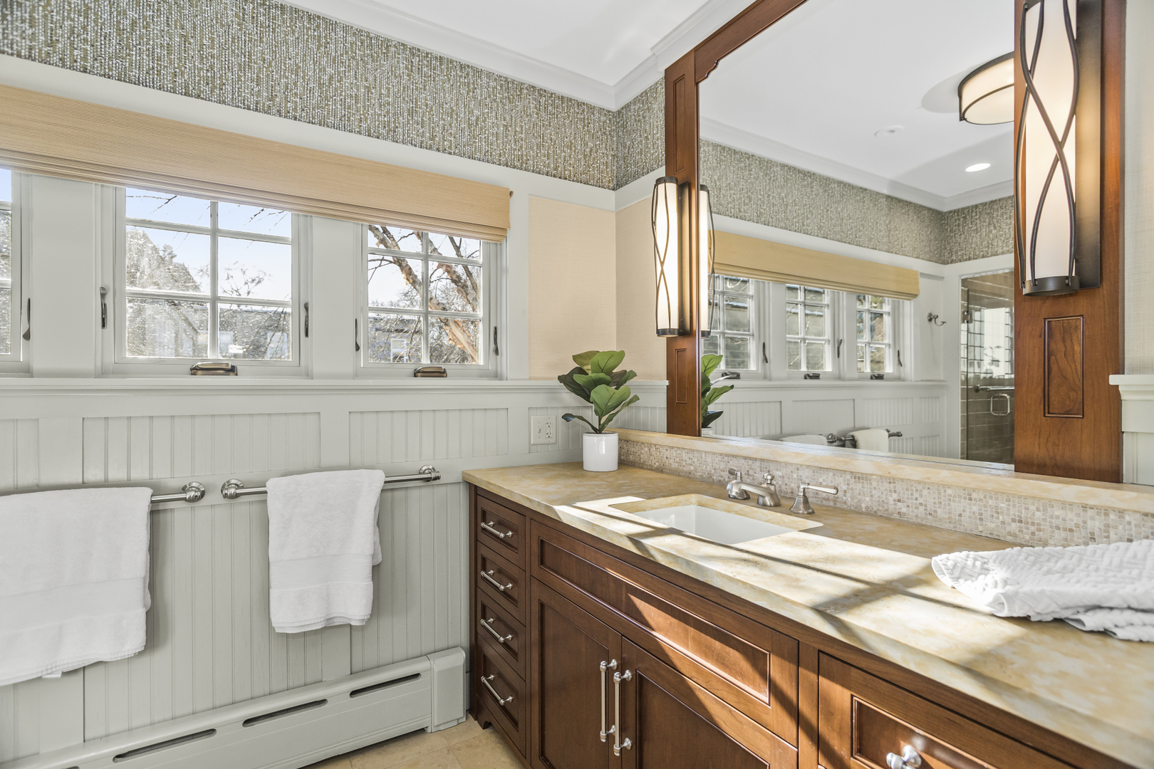 5537 N MAGNOLIA Avenue