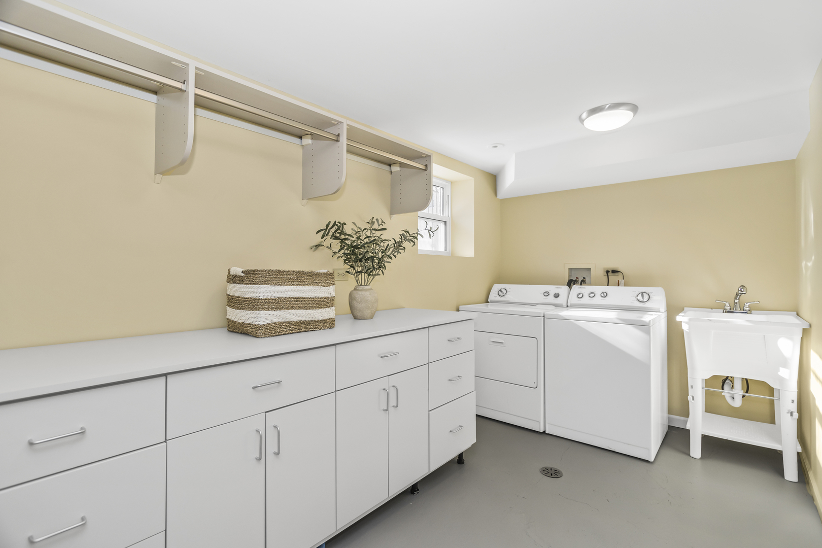 5537 N MAGNOLIA Avenue