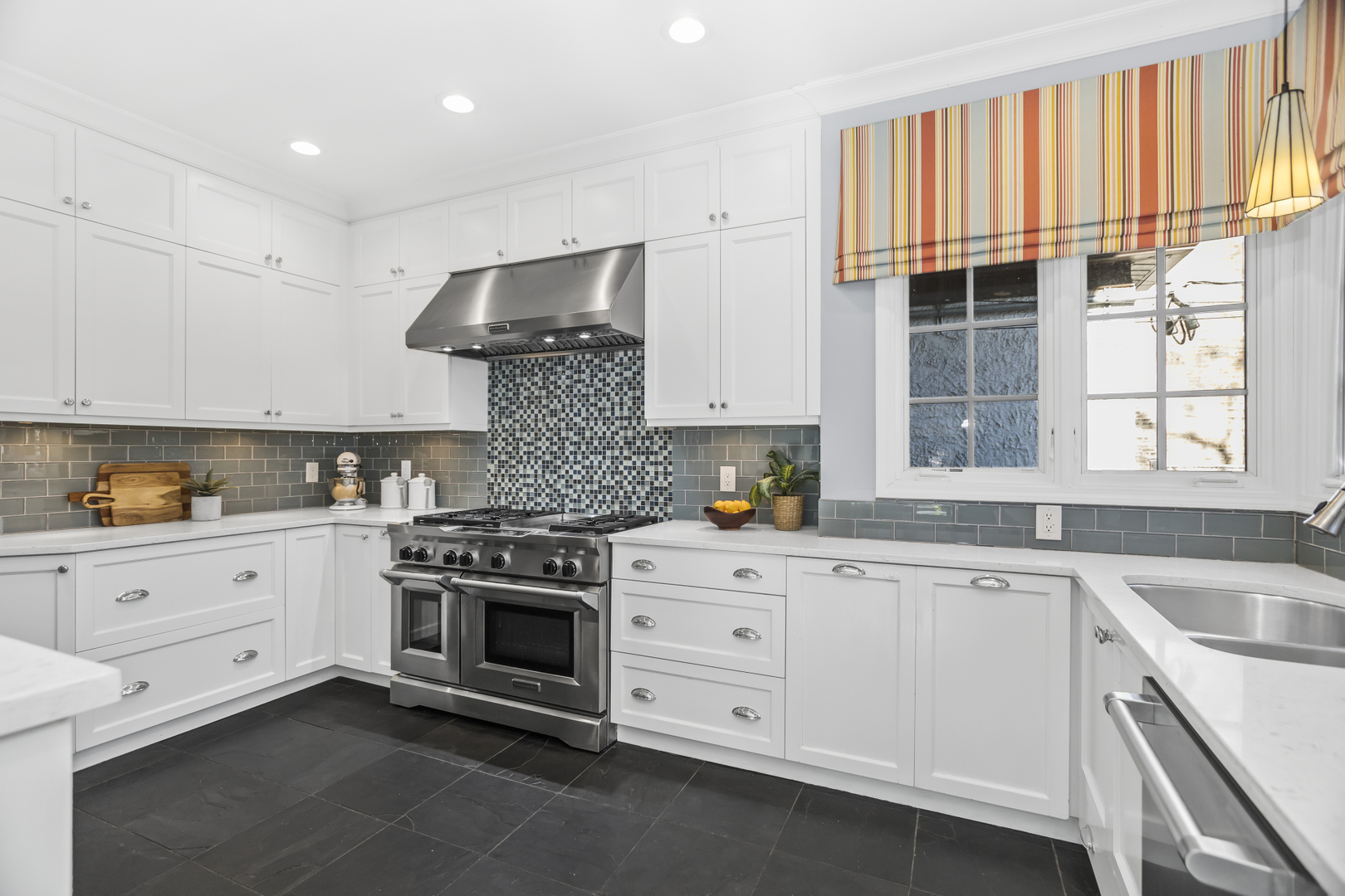 5537 N MAGNOLIA Avenue