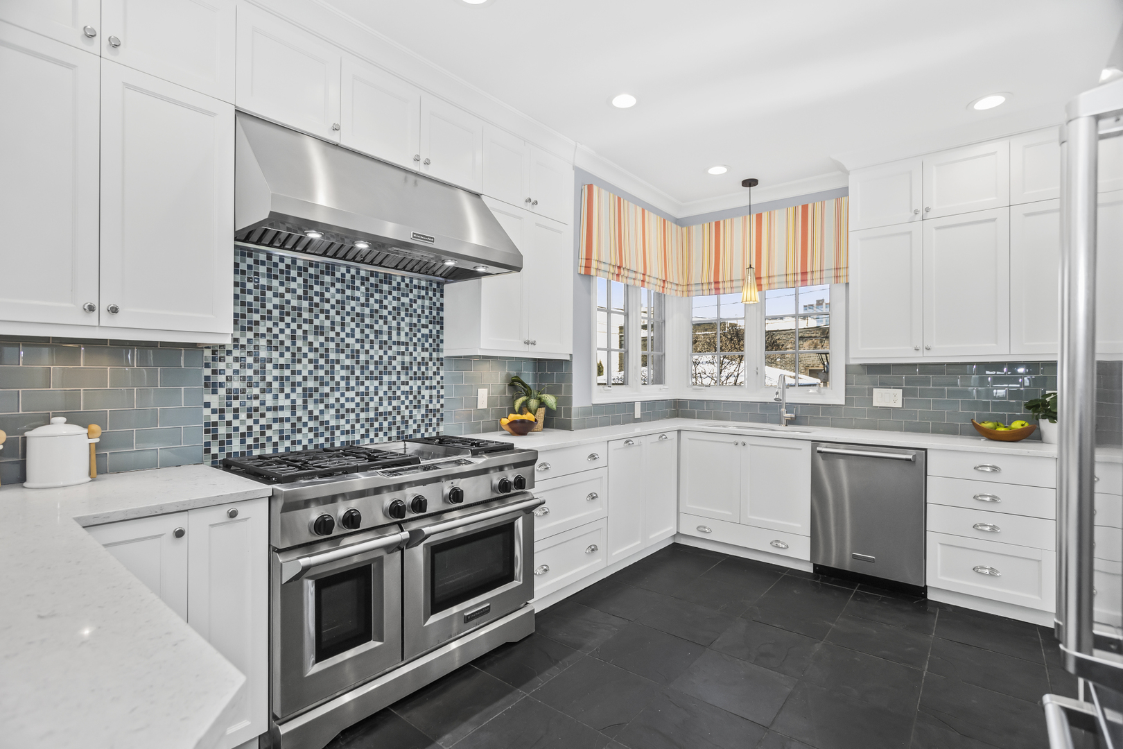 5537 N MAGNOLIA Avenue