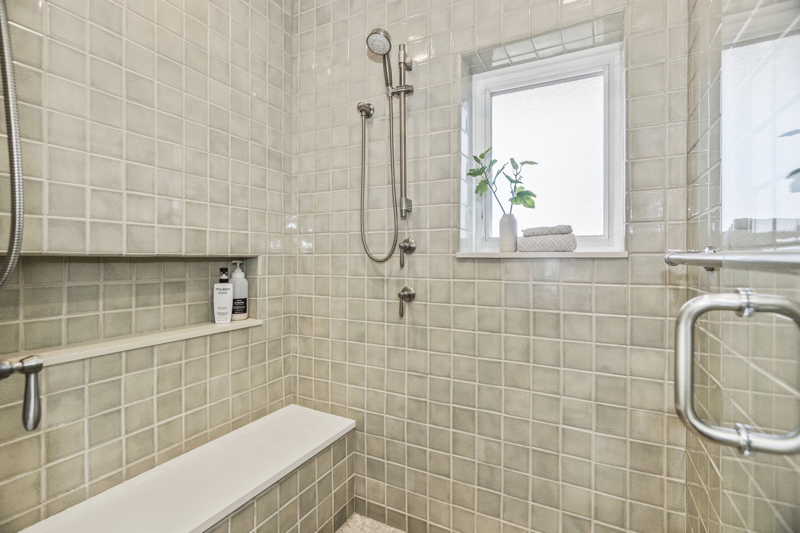 5537 N MAGNOLIA Avenue