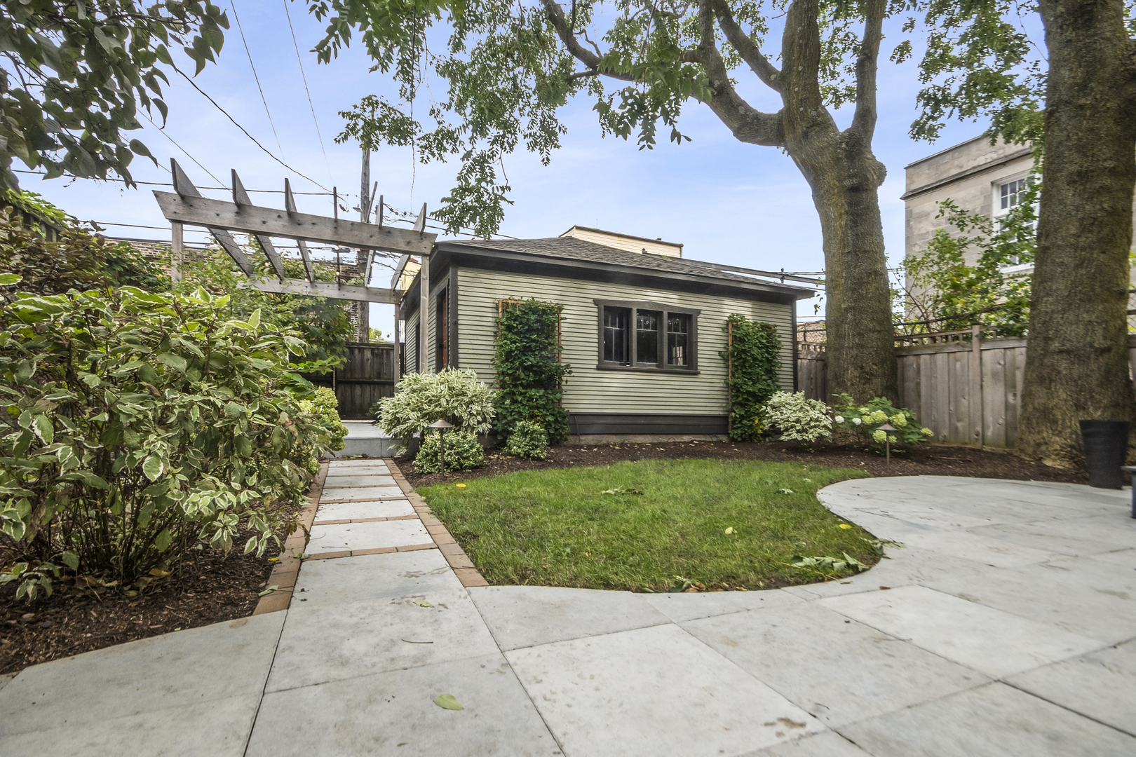 5537 N MAGNOLIA Avenue