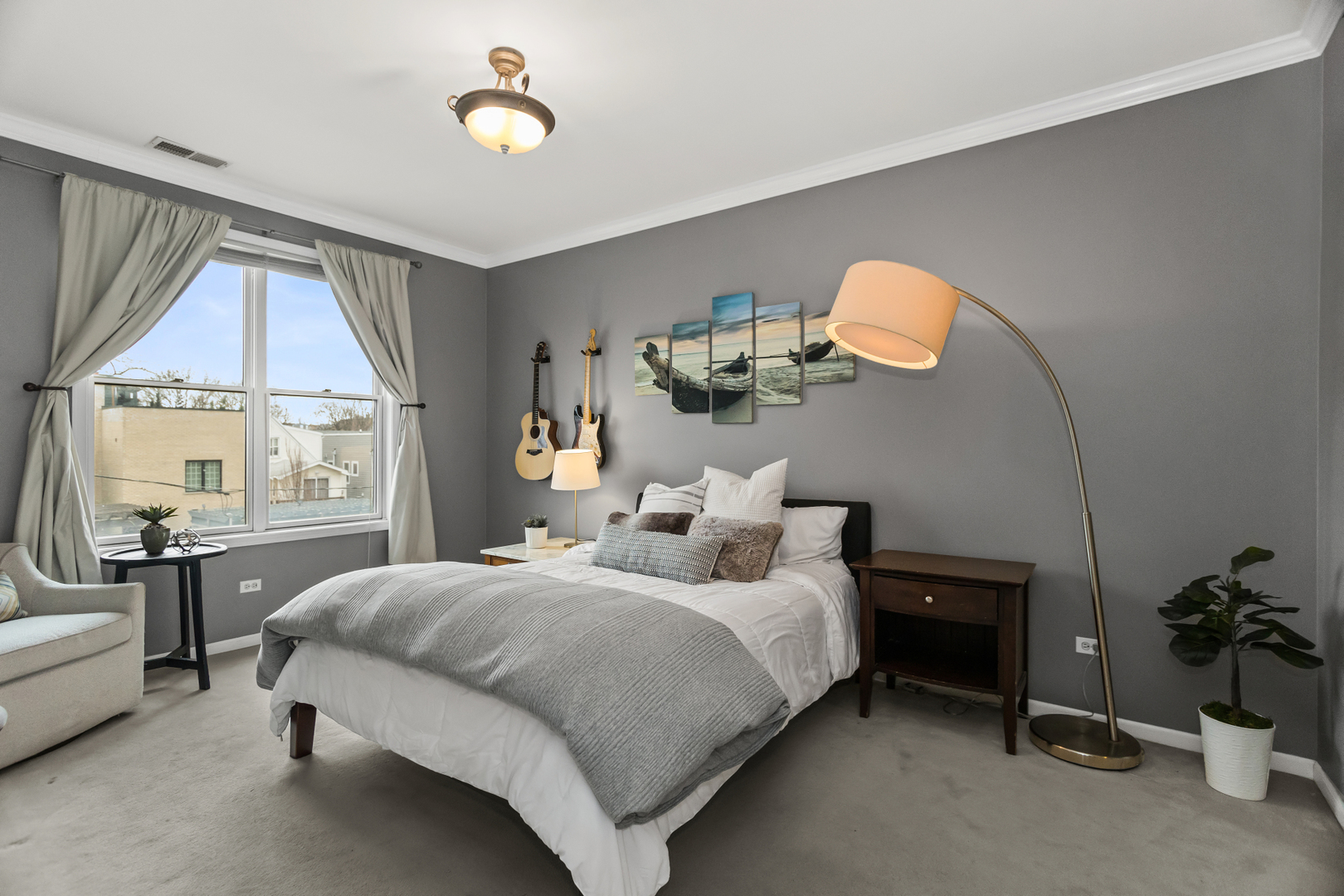 2040 W Belmont Avenue Unit: 306