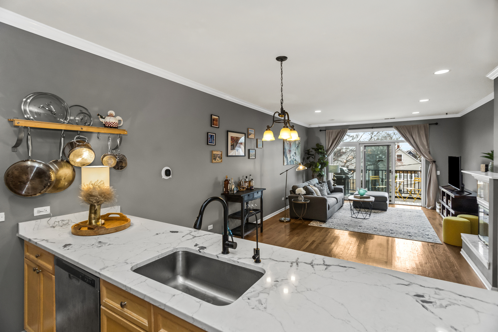 2040 W Belmont Avenue Unit: 306