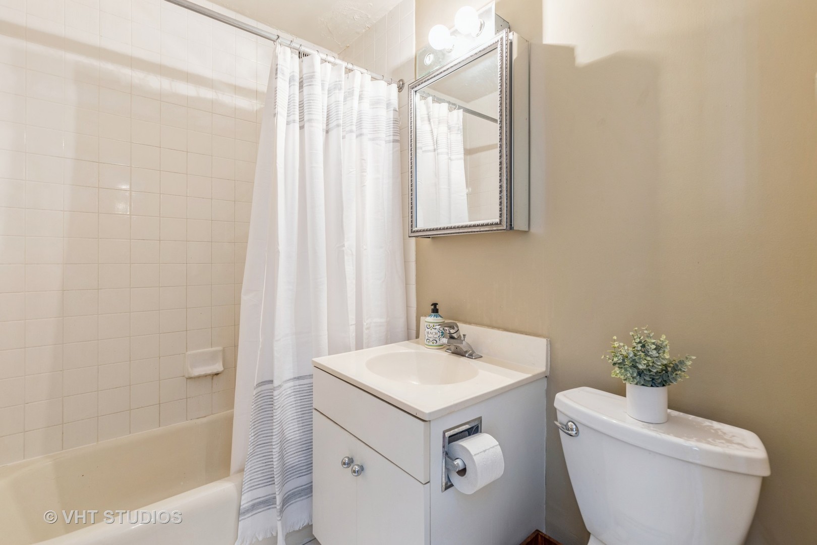 33 E CEDAR Street Unit: 6H