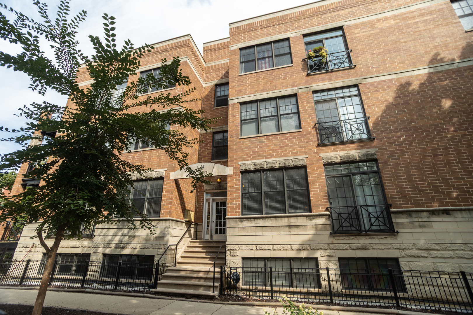 1324 W Pratt Boulevard Unit: 1W