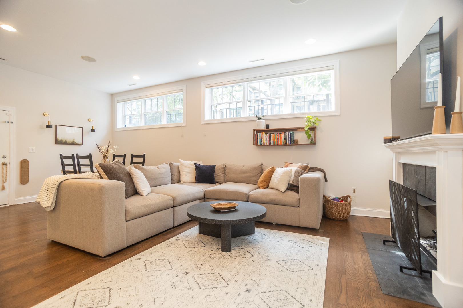 1324 W Pratt Boulevard Unit: 1W