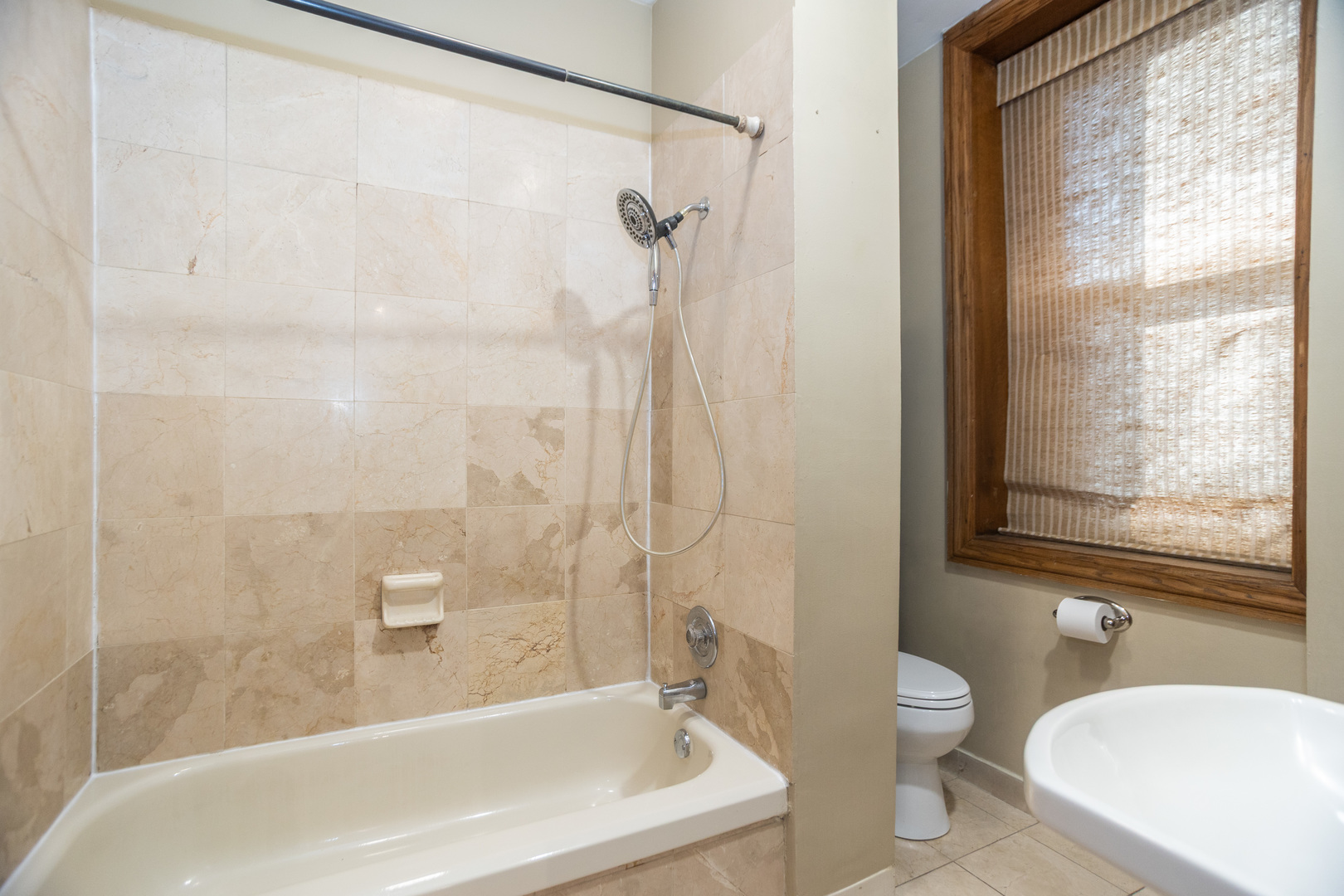 550 W Surf Street Unit: 204