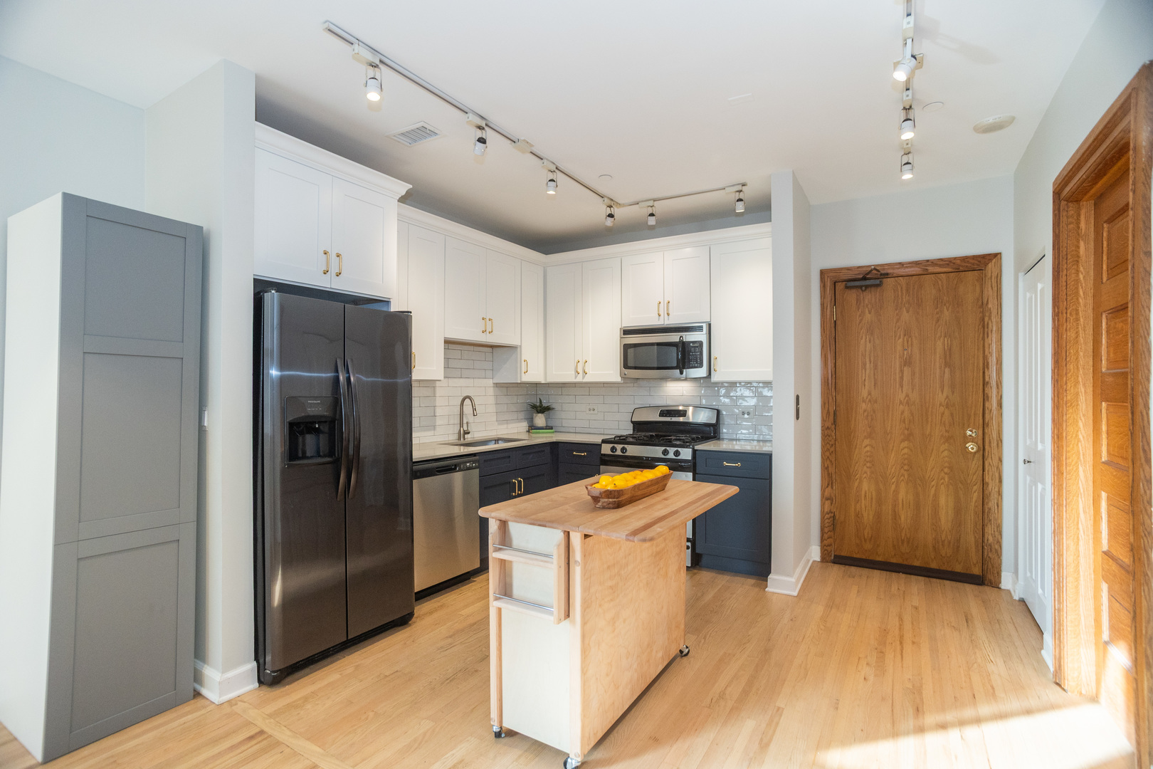 550 W Surf Street Unit: 204