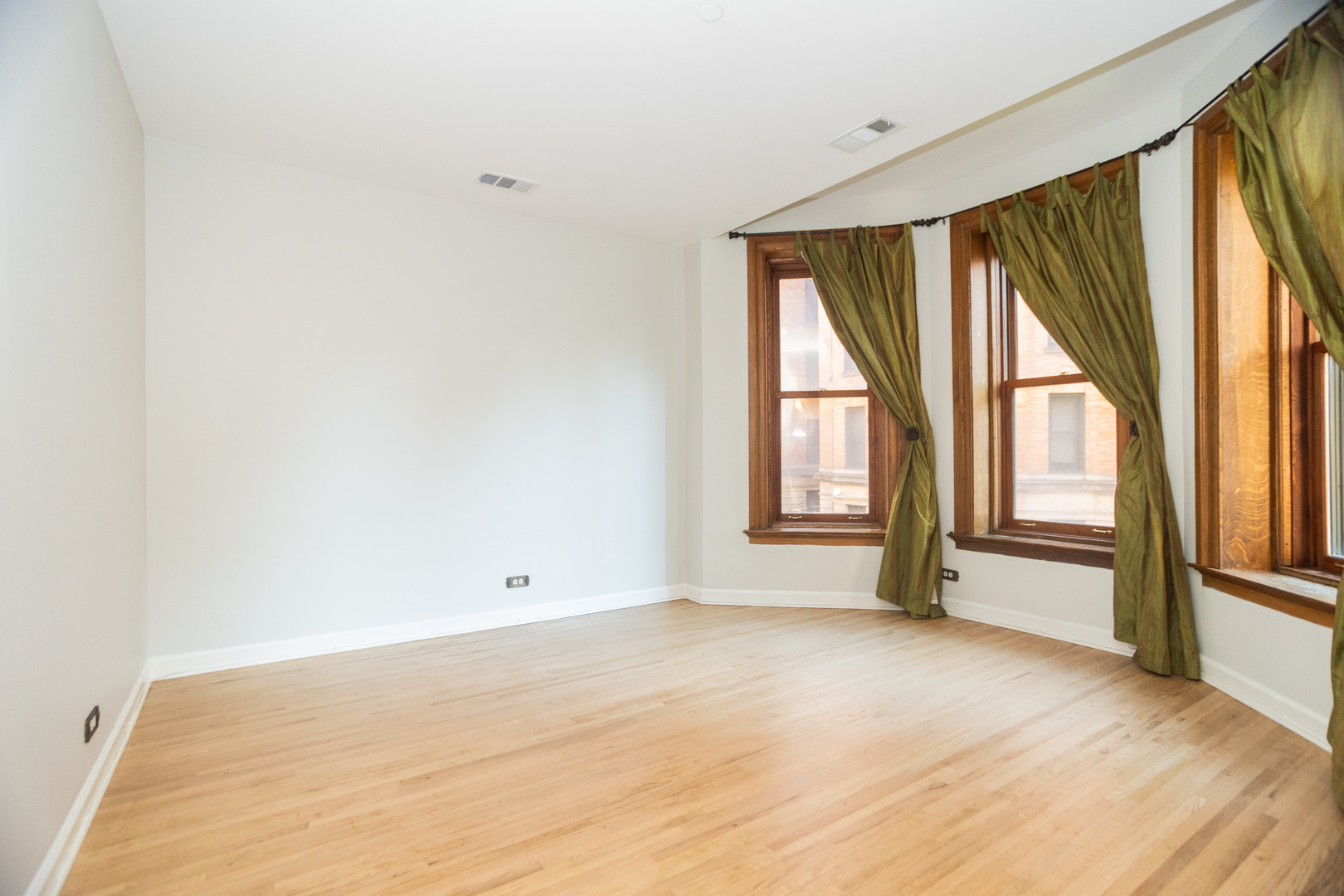 550 W Surf Street Unit: 204