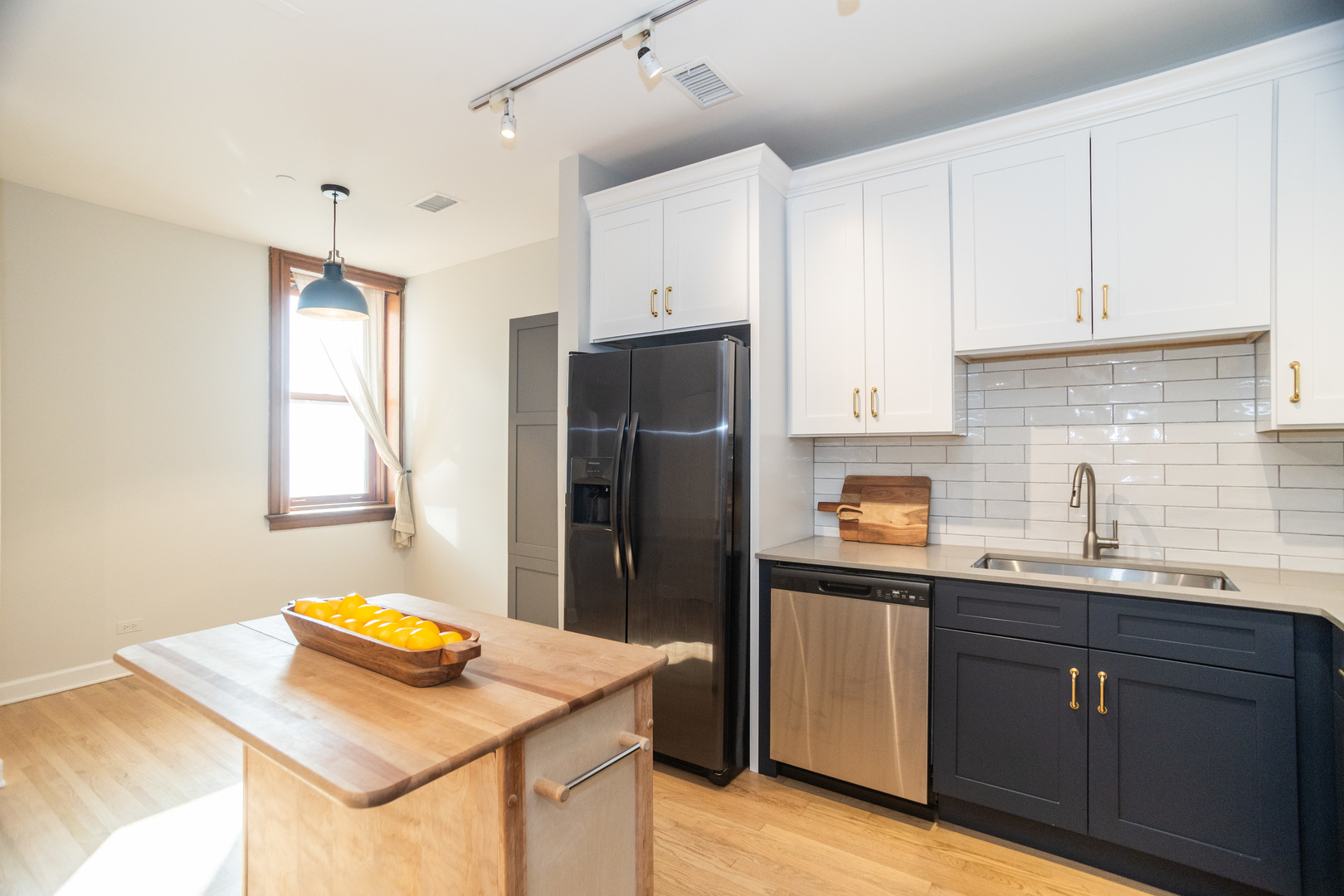 550 W Surf Street Unit: 204