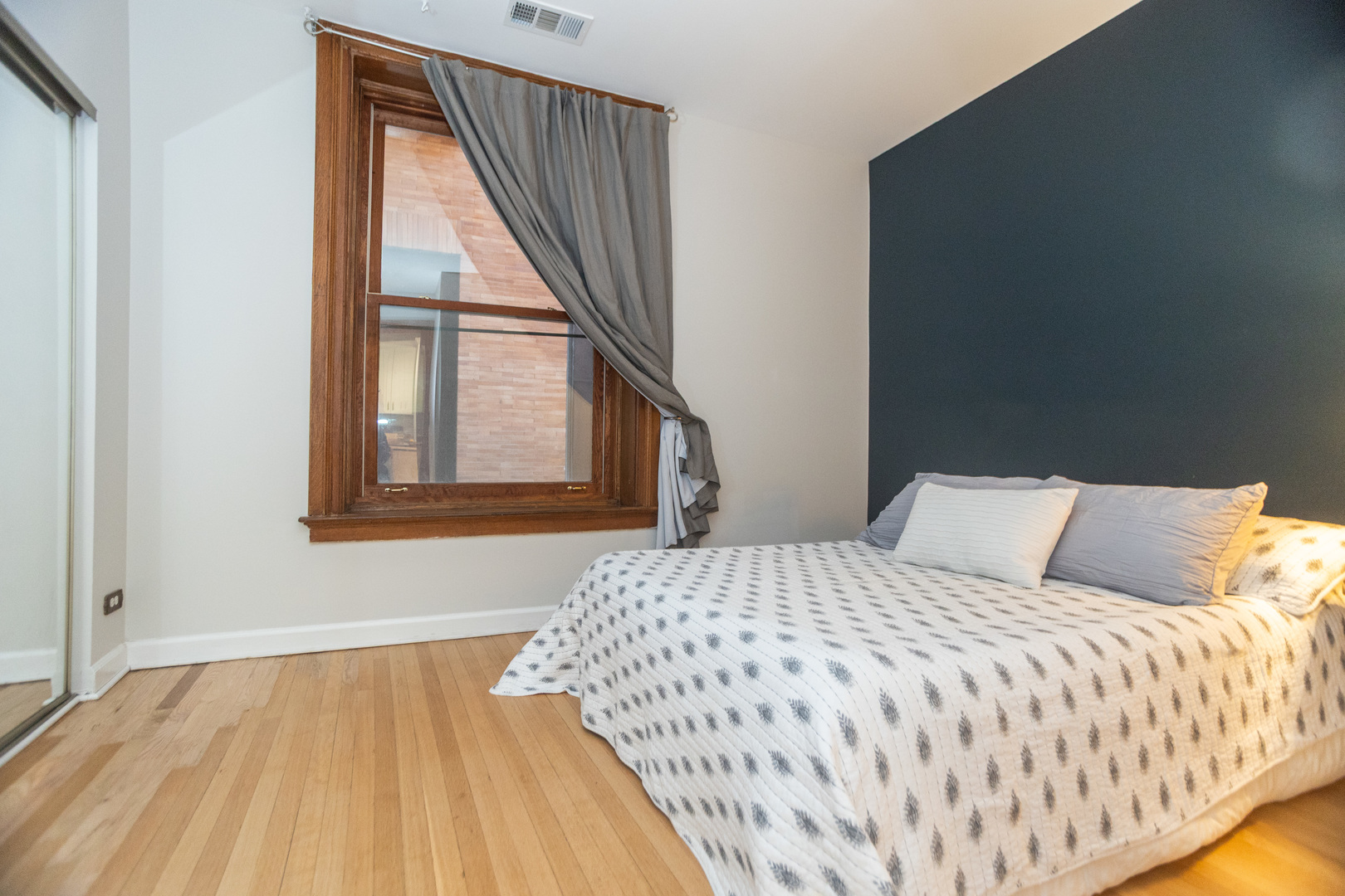 550 W Surf Street Unit: 204