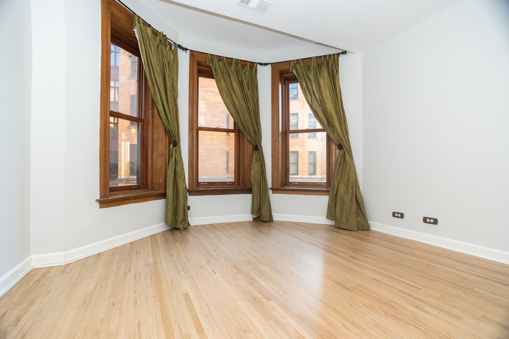 550 W Surf Street Unit: 204