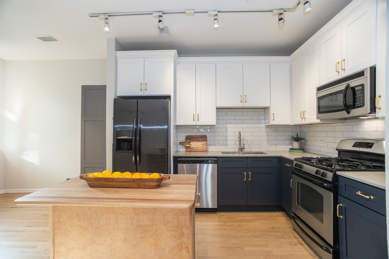 550 W Surf Street Unit: 204