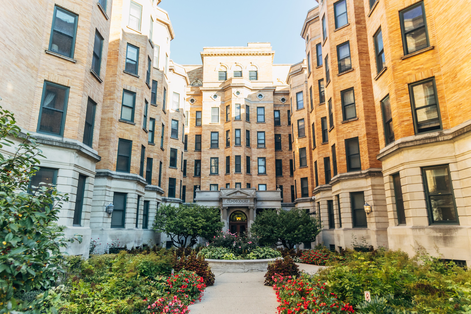 550 W Surf Street Unit: 204