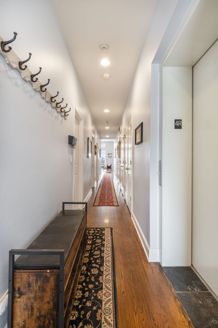 3056 N OAKLEY Avenue Unit: 4N