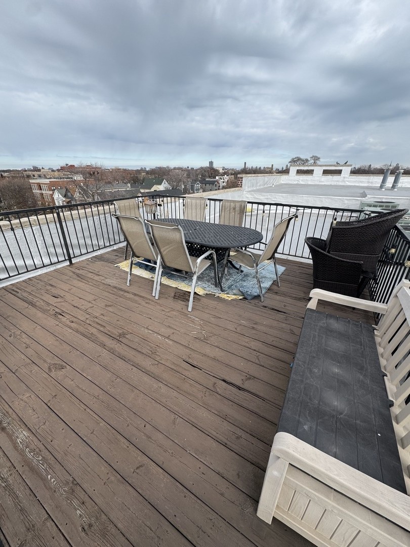 3056 N OAKLEY Avenue Unit: 4N