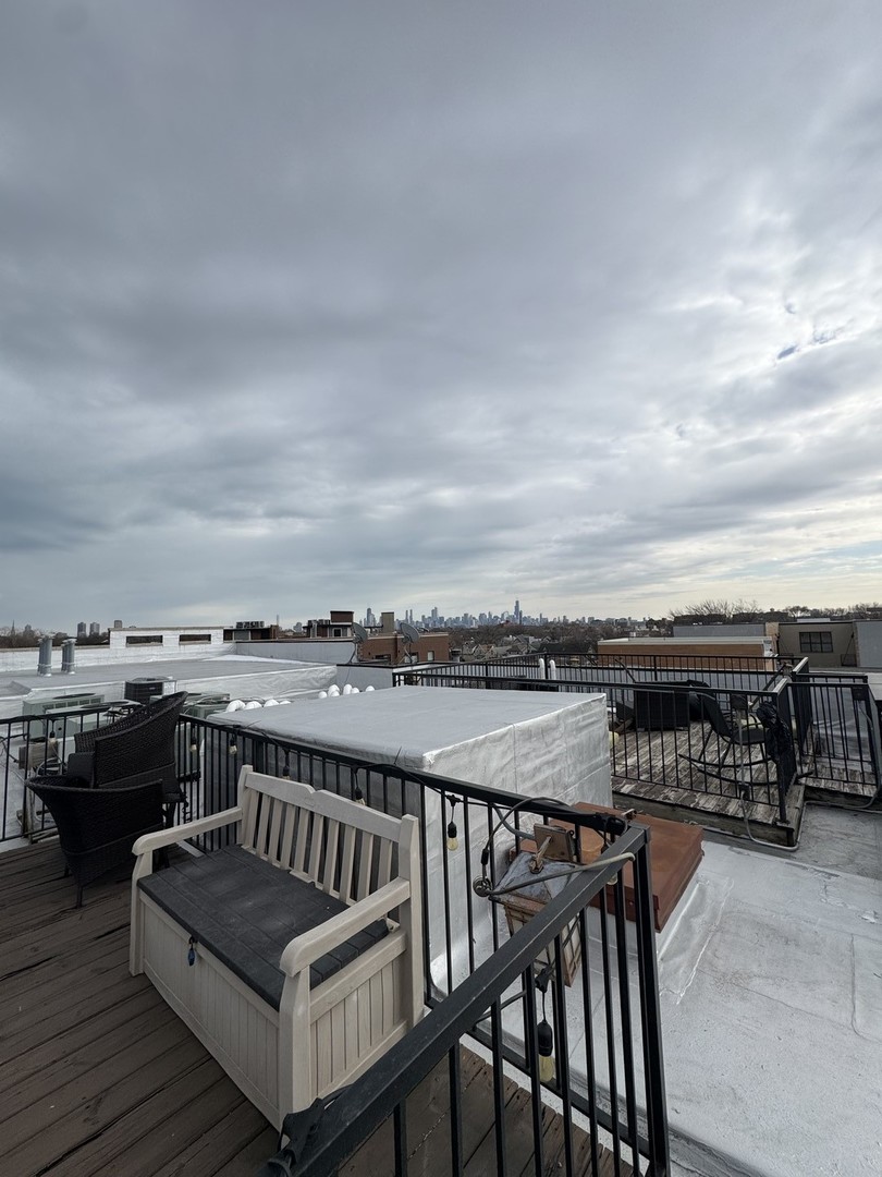 3056 N OAKLEY Avenue Unit: 4N