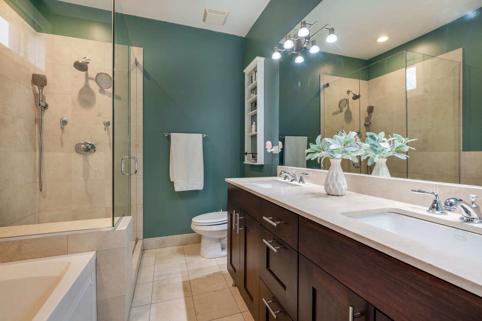 3056 N OAKLEY Avenue Unit: 4N