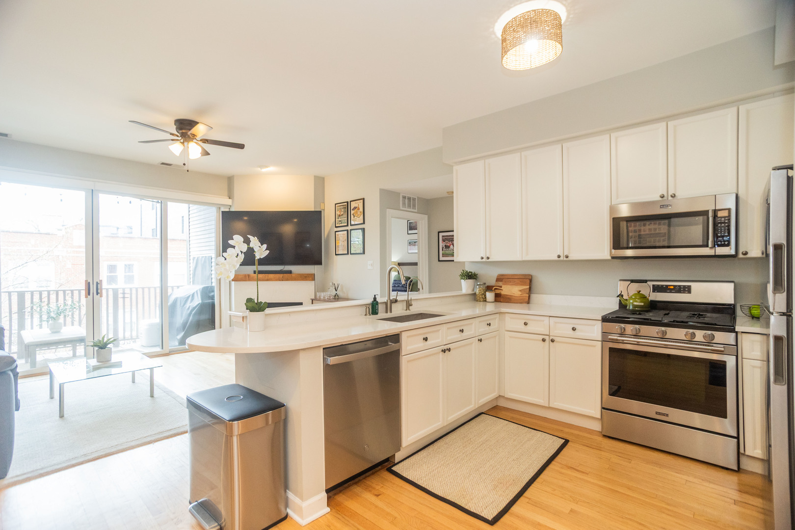 845 W Altgeld Street Unit: 3B