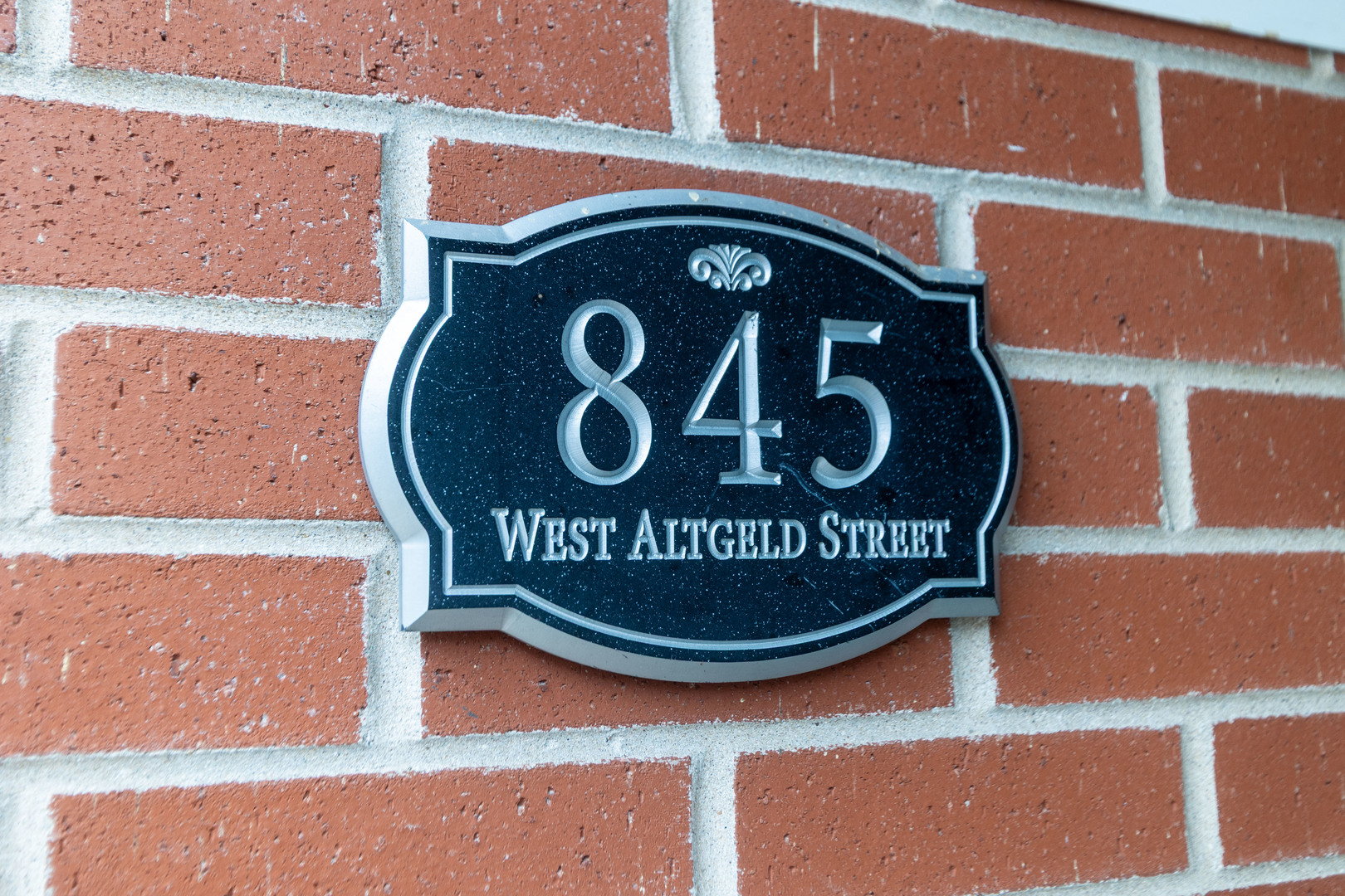 845 W Altgeld Street Unit: 3B