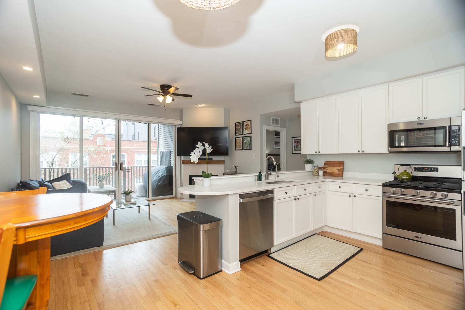 845 W Altgeld Street Unit: 3B
