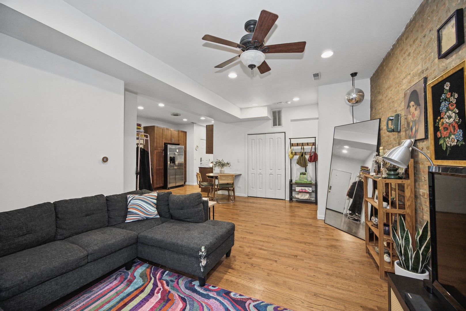 1641 W Farwell Avenue Unit: 2N