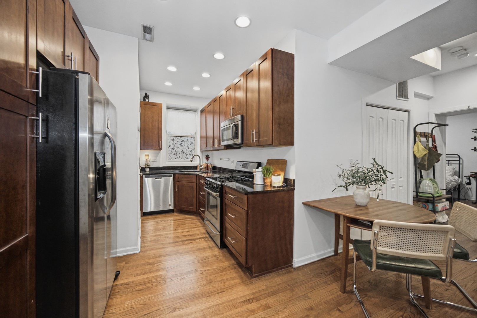 1641 W Farwell Avenue Unit: 2N