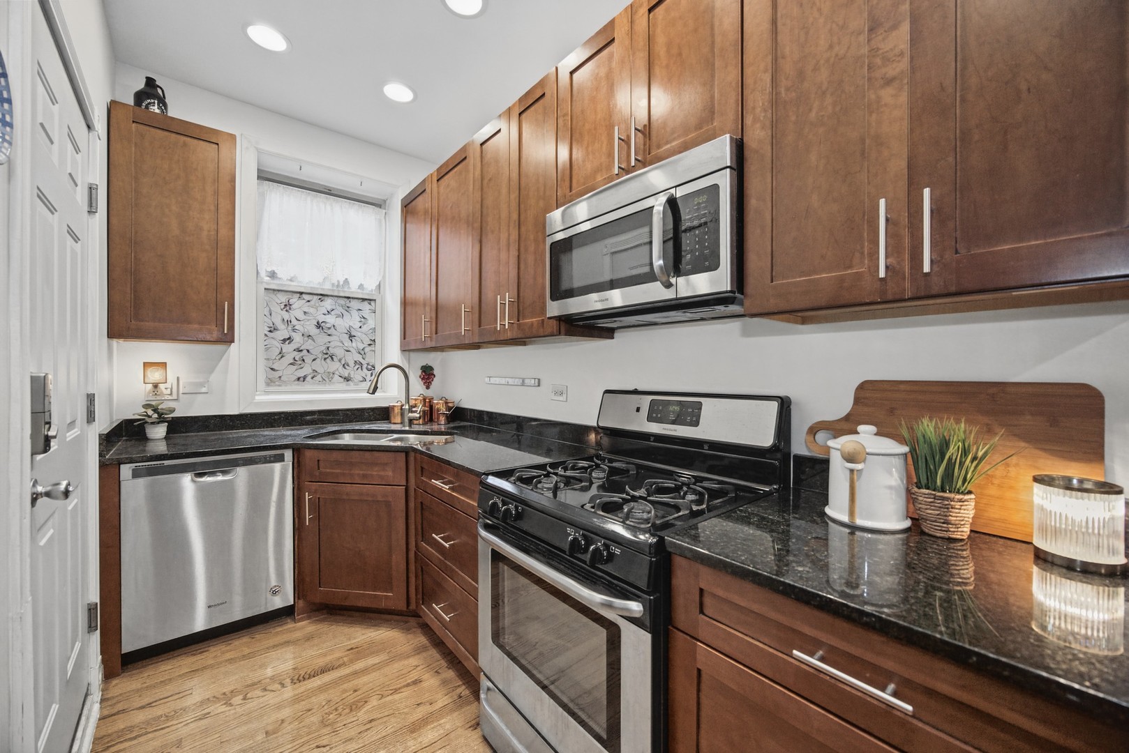 1641 W Farwell Avenue Unit: 2N