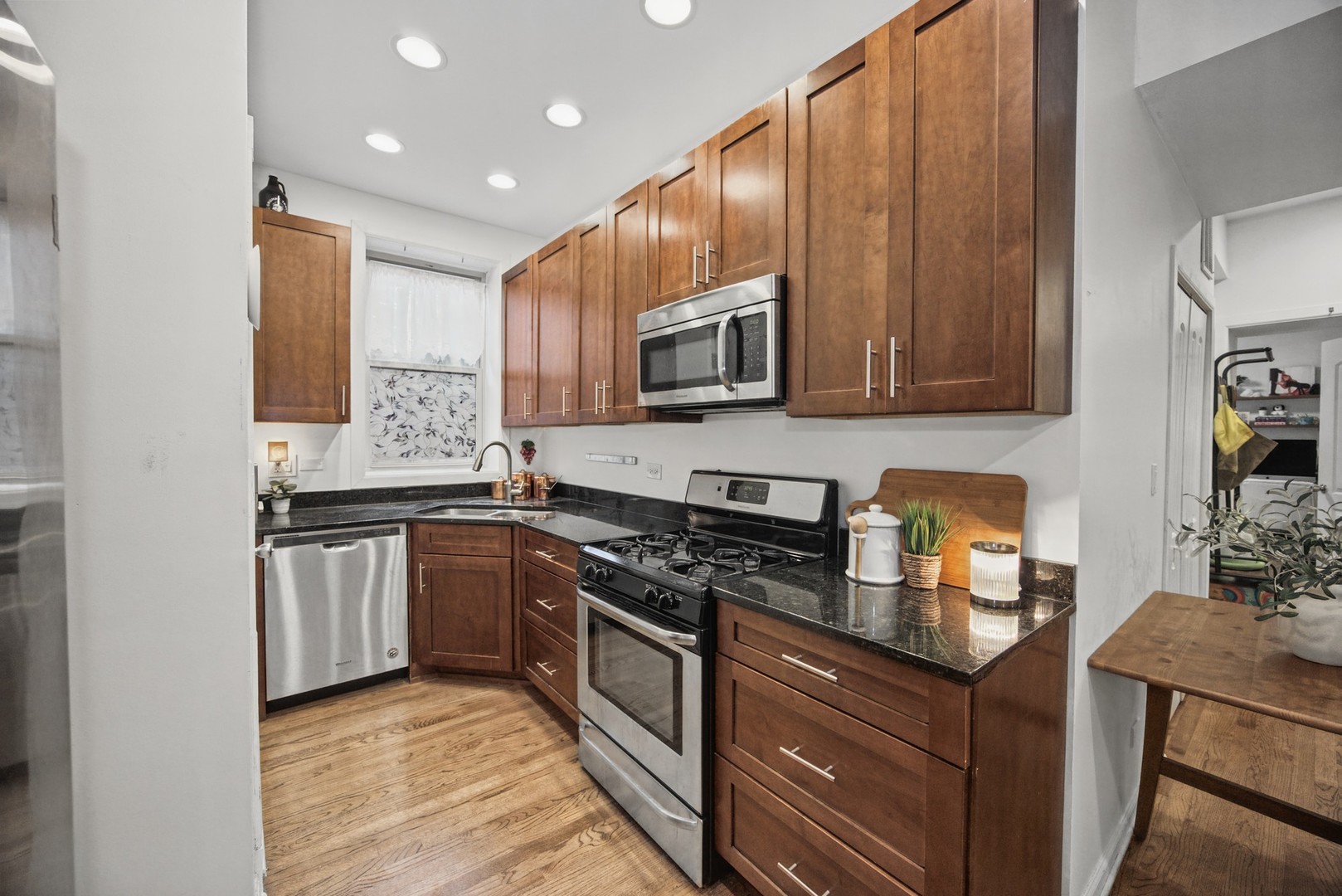 1641 W Farwell Avenue Unit: 2N