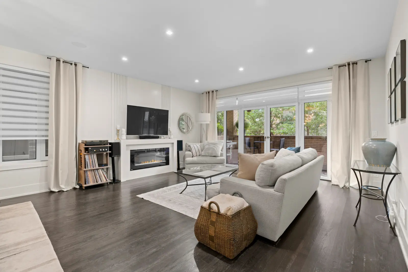 1370 W WALTON Street Unit: 1E