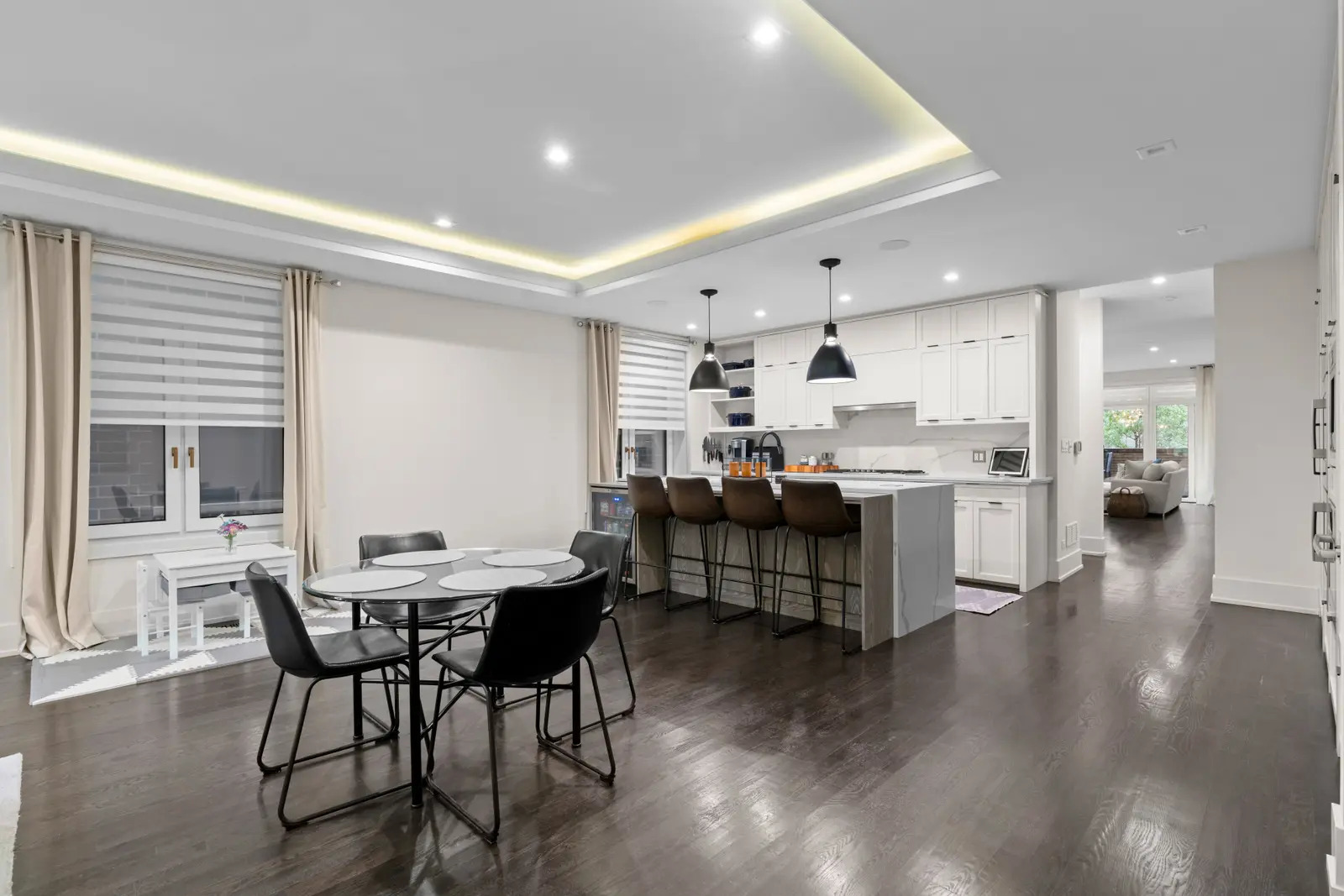 1370 W WALTON Street Unit: 1E