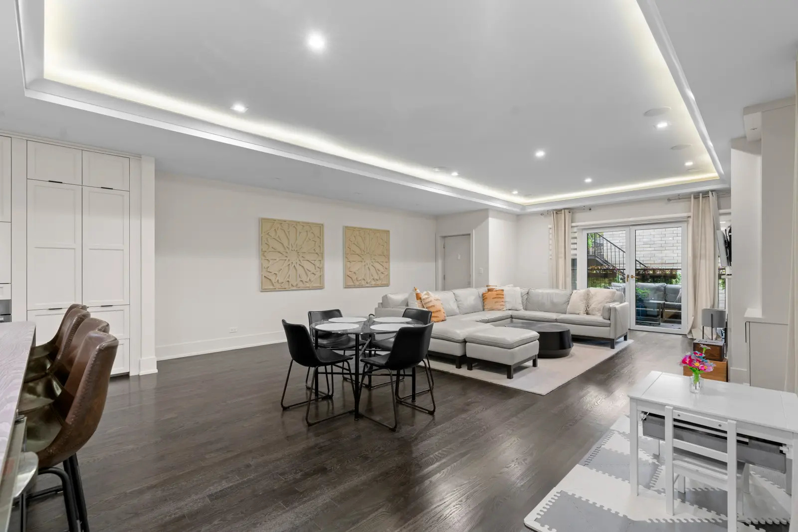 1370 W WALTON Street Unit: 1E