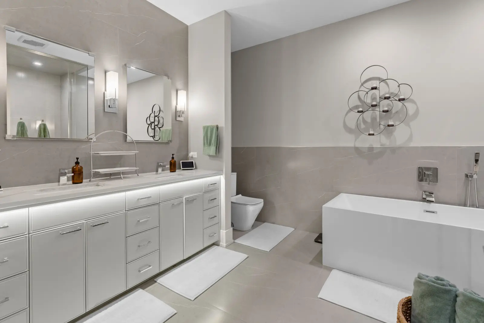 1370 W WALTON Street Unit: 1E