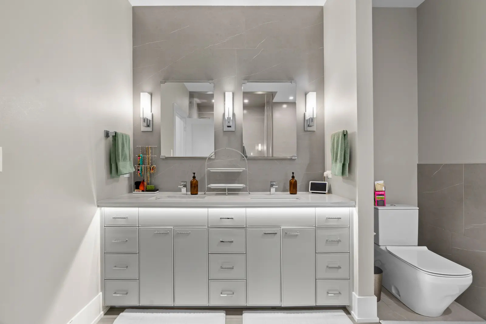 1370 W WALTON Street Unit: 1E