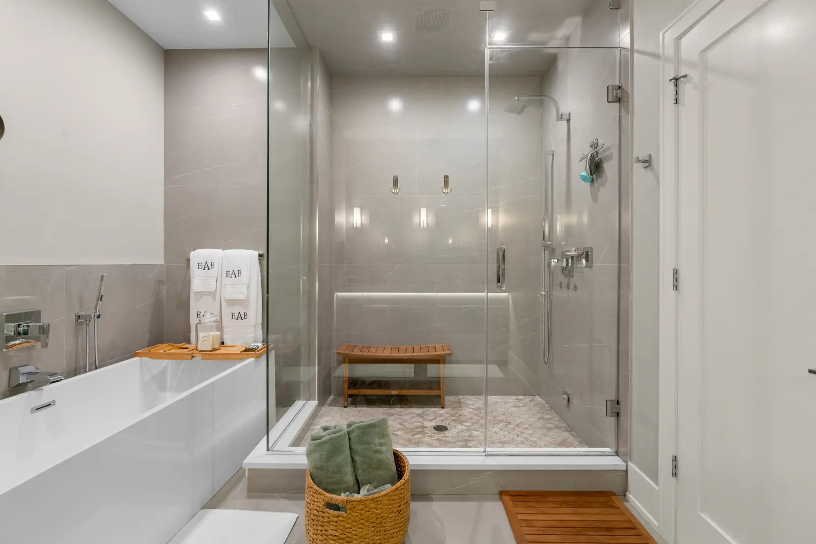 1370 W WALTON Street Unit: 1E