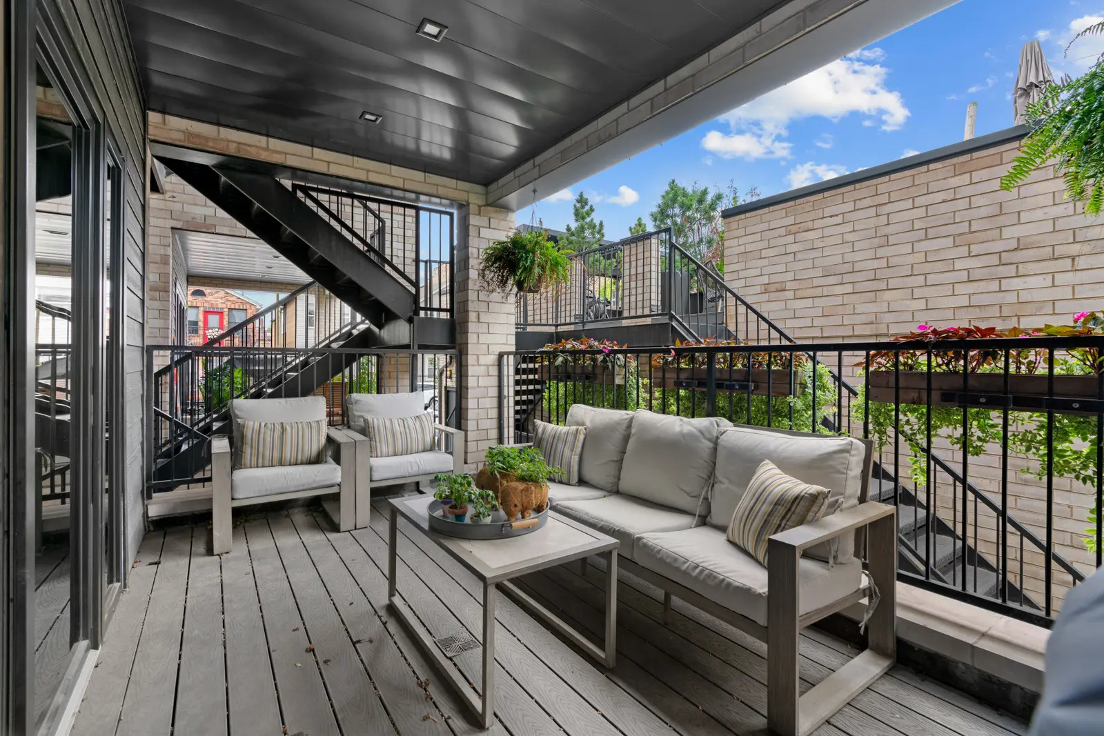 1370 W WALTON Street Unit: 1E