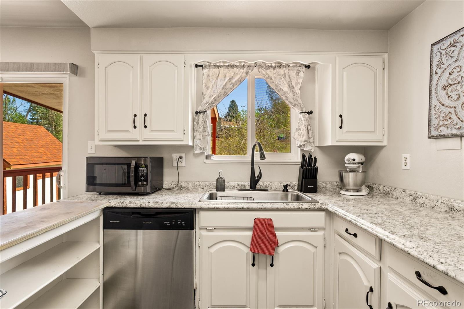 6877 Metropolitan Street