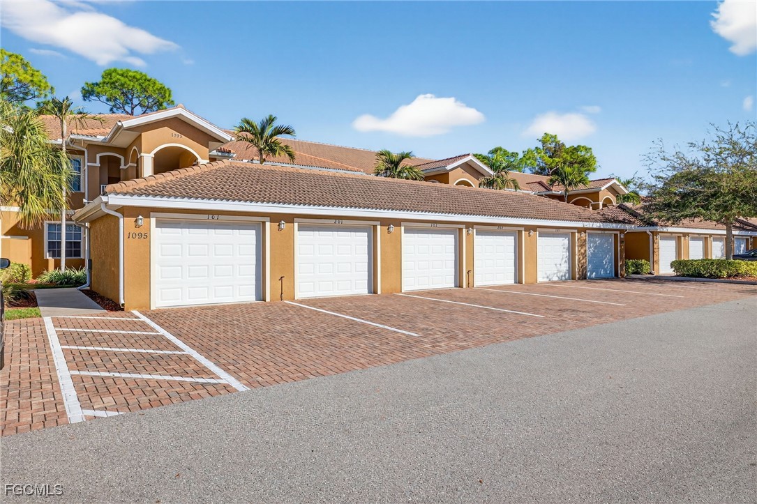 1095 Winding Pines CIR 201