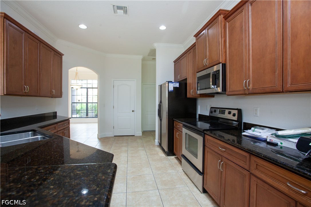 2110 SW 38th TER