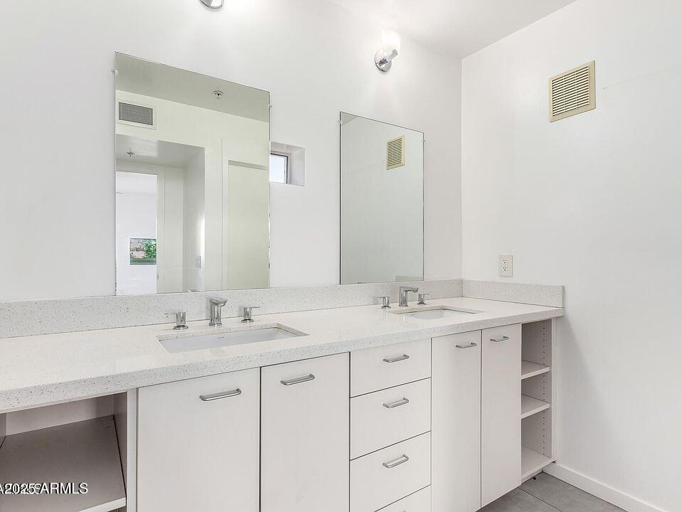 1111 W University Drive, 3016