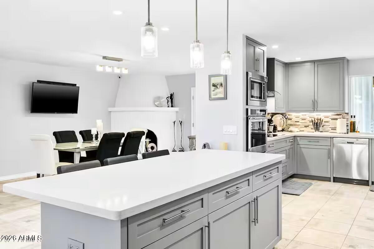 2532 E DESERT COVE Avenue