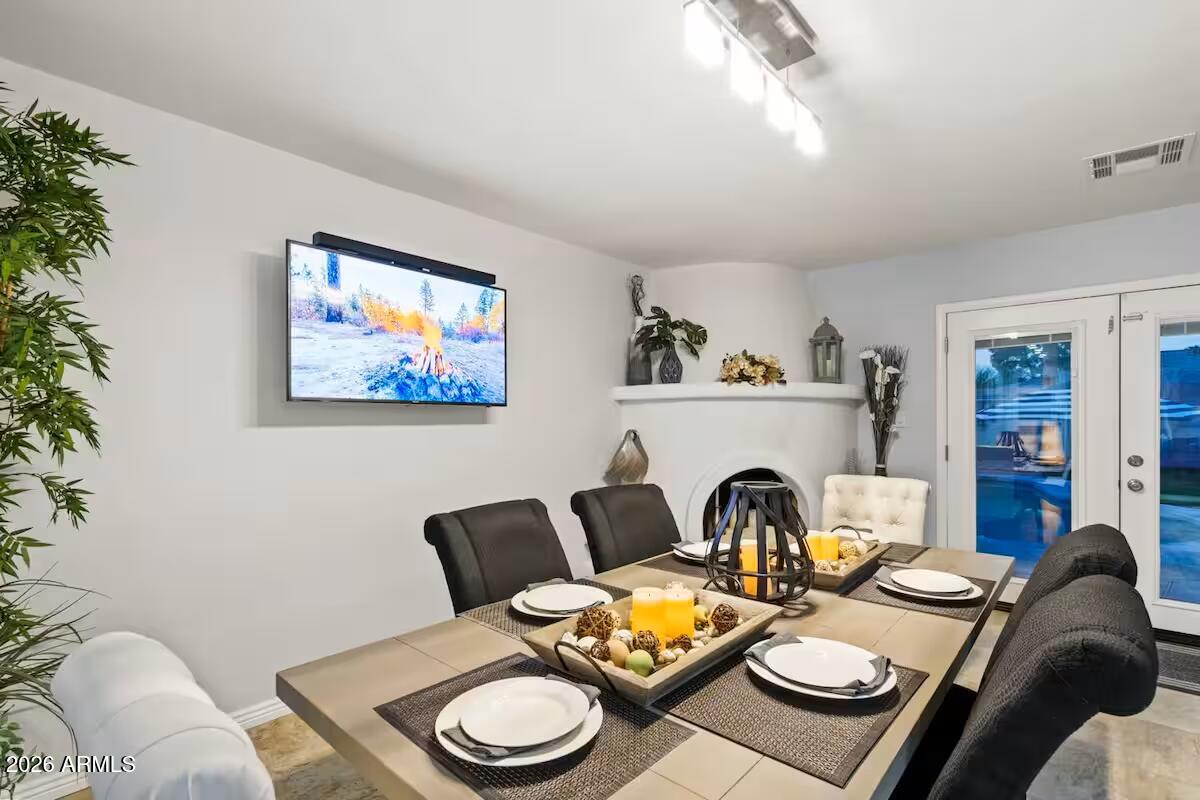 2532 E DESERT COVE Avenue