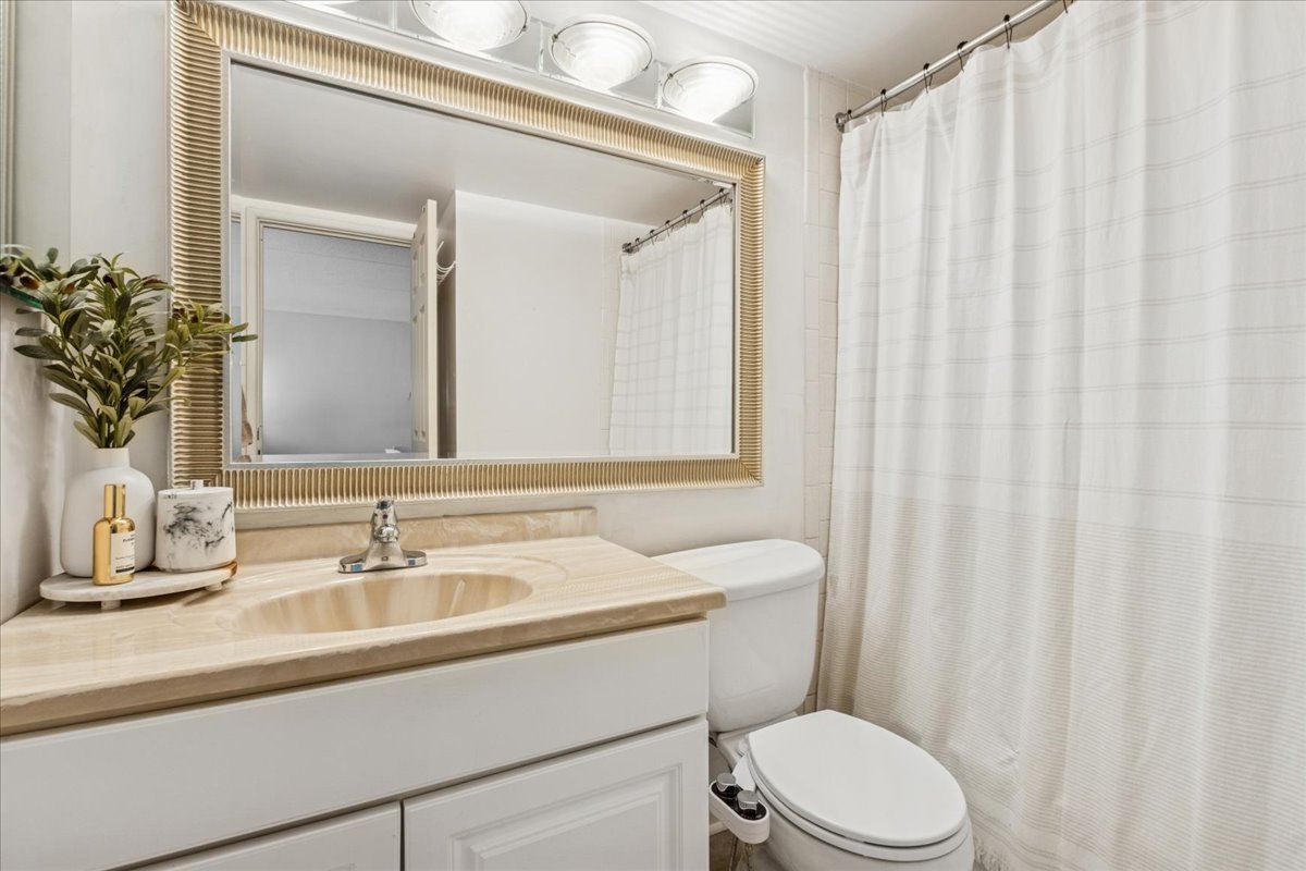 5125 Blodgett Avenue Unit: 208T